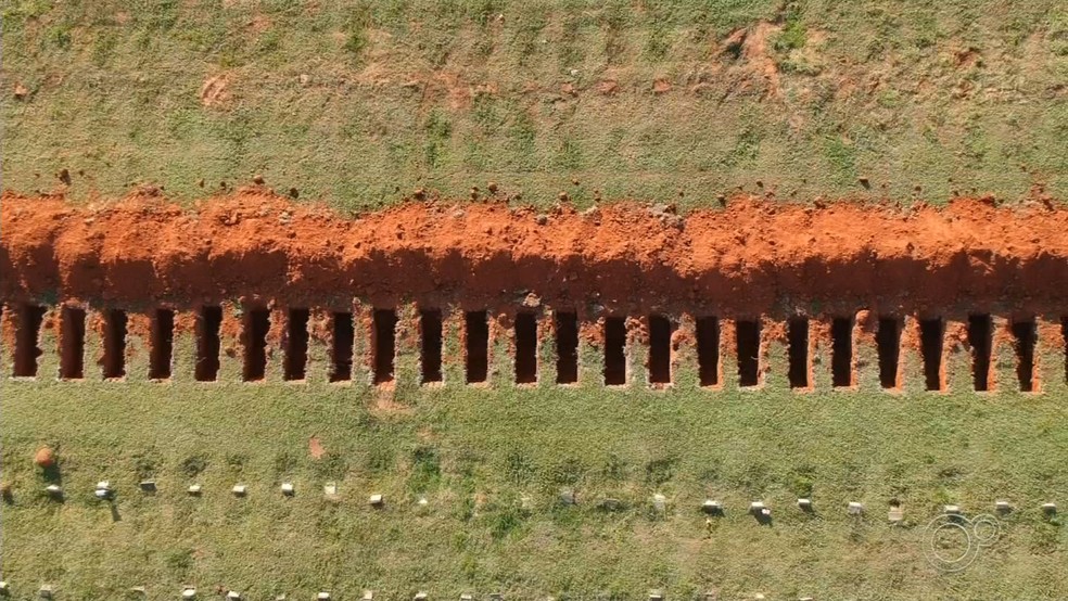 Imagens aéreas mostram número de covas em cemitério de Sorocaba (SP) — Foto: Witter Veloso/TV TEM