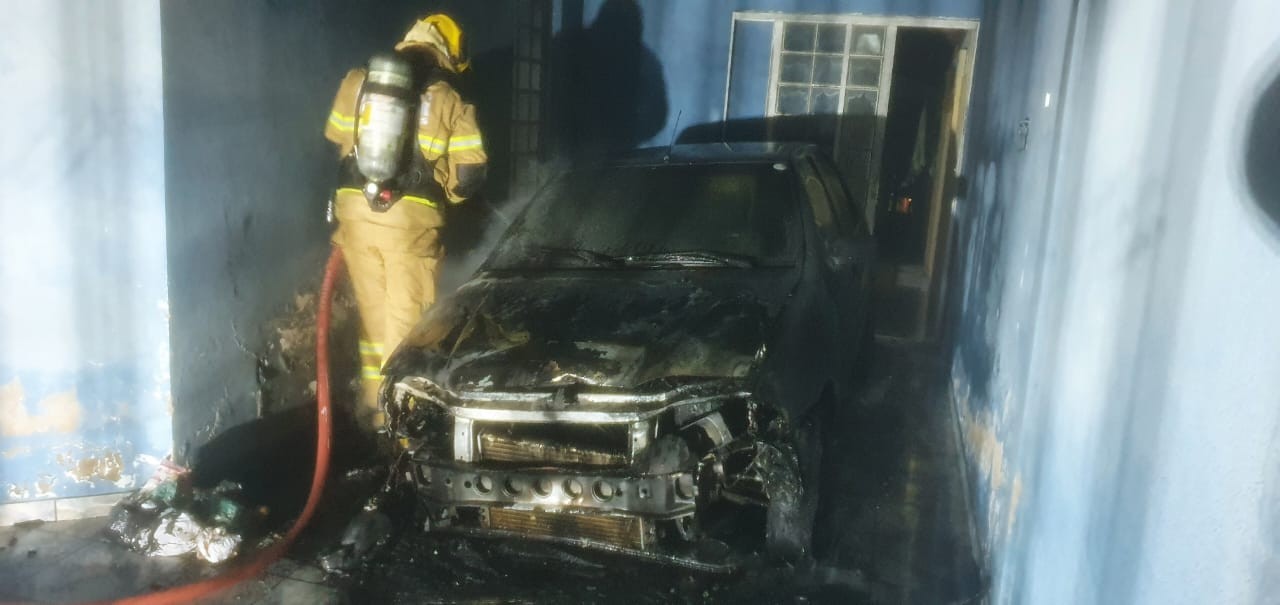 Homem invade a casa da irmã para incendiar a residência, não consegue e coloca fogo no carro em Formiga