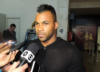Adiada apresentação de Fernandinho por falta de documento