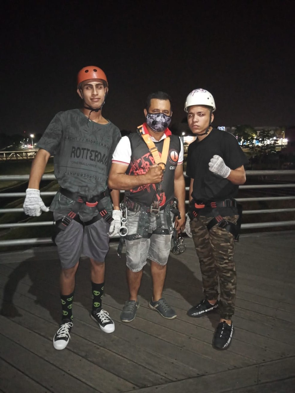 Luiz Teles e o irmão tiraram foto com o instrutor antes de salto na noite de domingo (6) — Foto: Arquivo pessoal