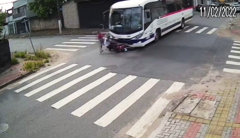 Dupla é arremessada após ônibus atingir moto em cruzamento no litoral de SP; VÍDEO