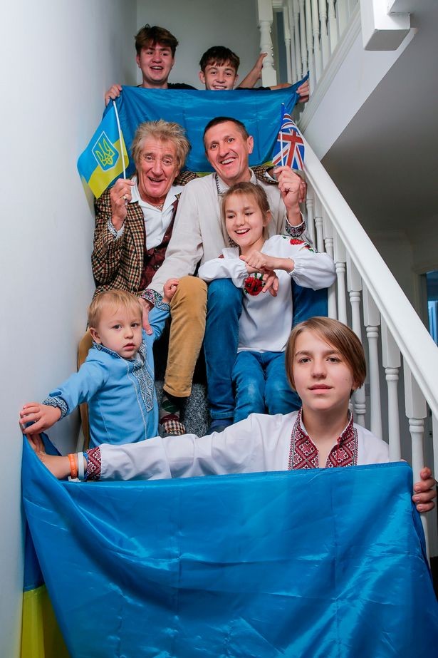 Rod Stewart aluga casa para família ucraniana que fugiu da guerra (Foto: Reprodução/  Adam Gerrard/Daily Mirror)