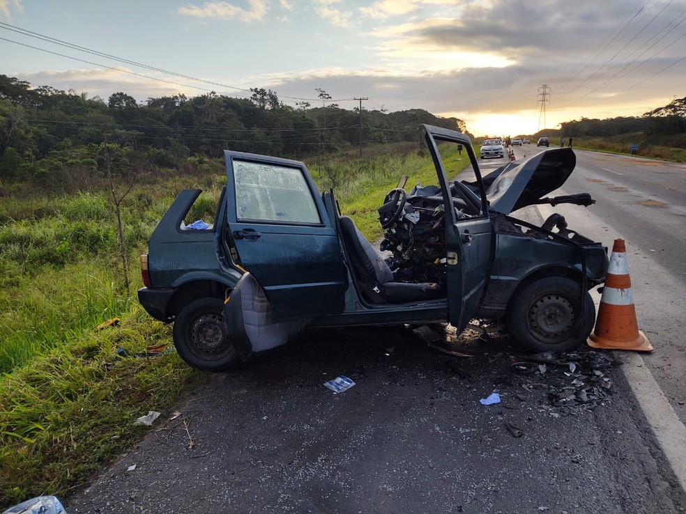 Cinco pessoas que estavam no carro morreram após acidente na rodovia Padre Manoel da Nóbrega, SP — Foto: Divulgação/Polícia Rodoviária 