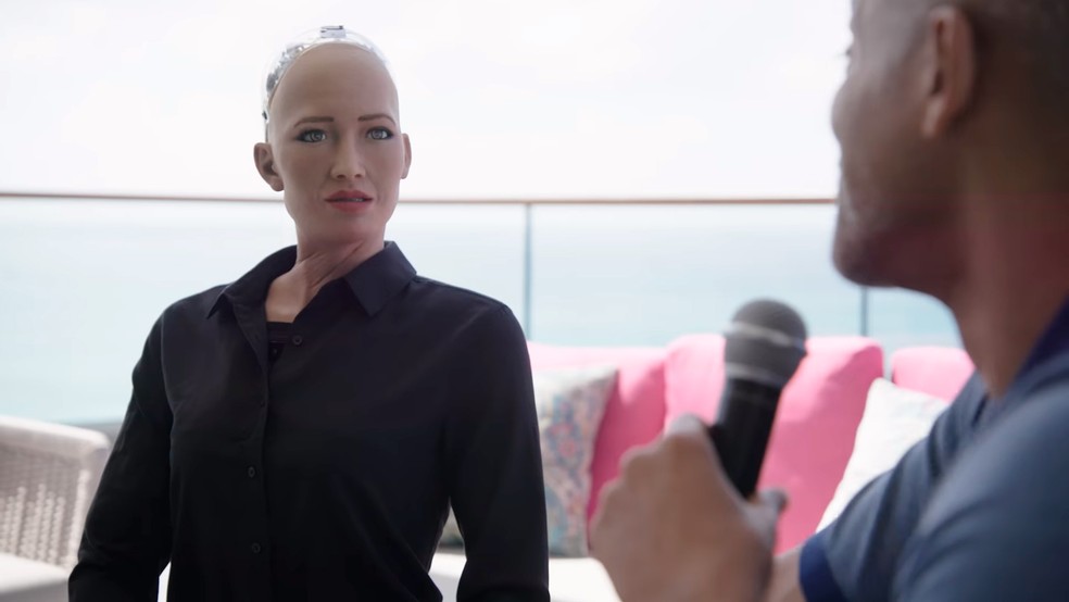 Sophia durante a entrevista com Will Smith, que levou um "fora" da robô (Foto: Reprodução/YouTube)