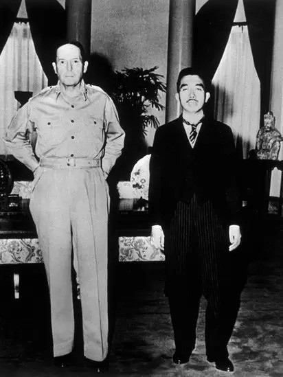 Constituição japonesa foi promulgada durante ocupação americana do país. Na foto, o general dos EUA Douglas MacArthur e o imperador Hirohito (Foto: Getty Images via BBC News)