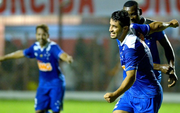 Léo gol Cruzeiro Villa Nova (Foto: Douglas Magno / Agência Estado)
