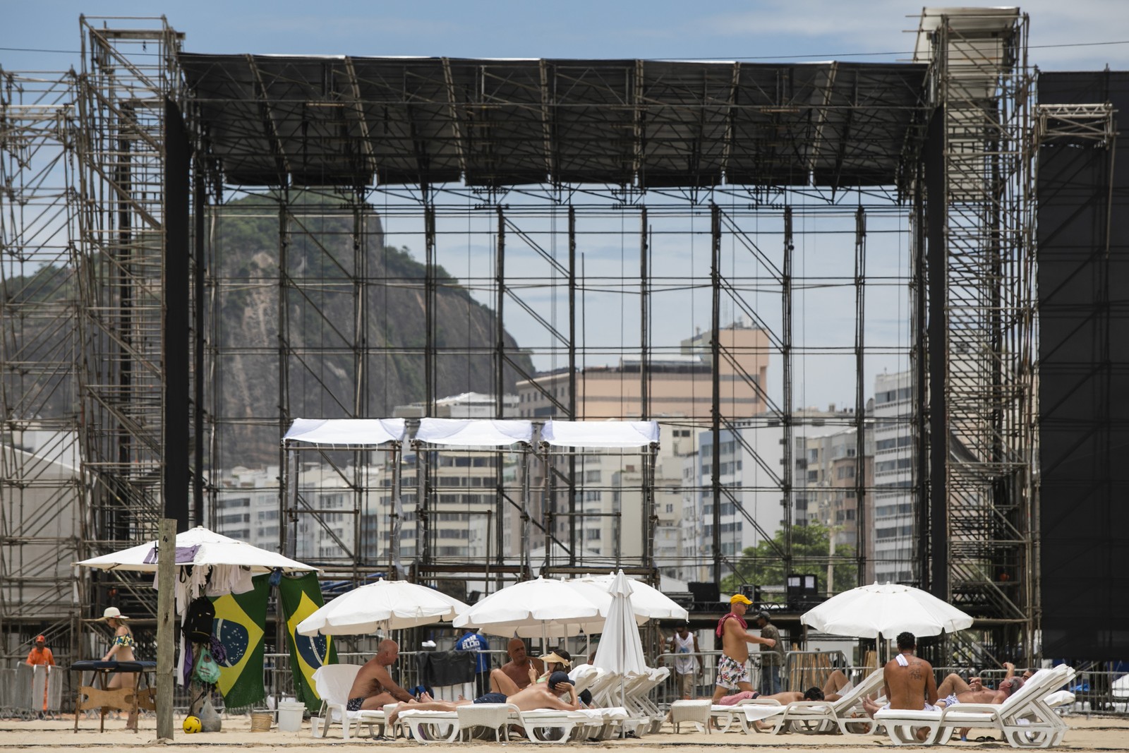 Montagem do palco da festa do Réveillon 2023 de Copacabana  — Foto: Alexandre Cassiano/Agência O Globo