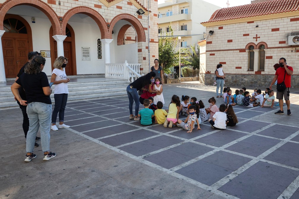 Alunos e professores se reúnem em praça em Heraklion, na ilha grega de Creta, após terremoto em 27 de setembro de 2021 — Foto: Stefanos Rapanis/Reuters