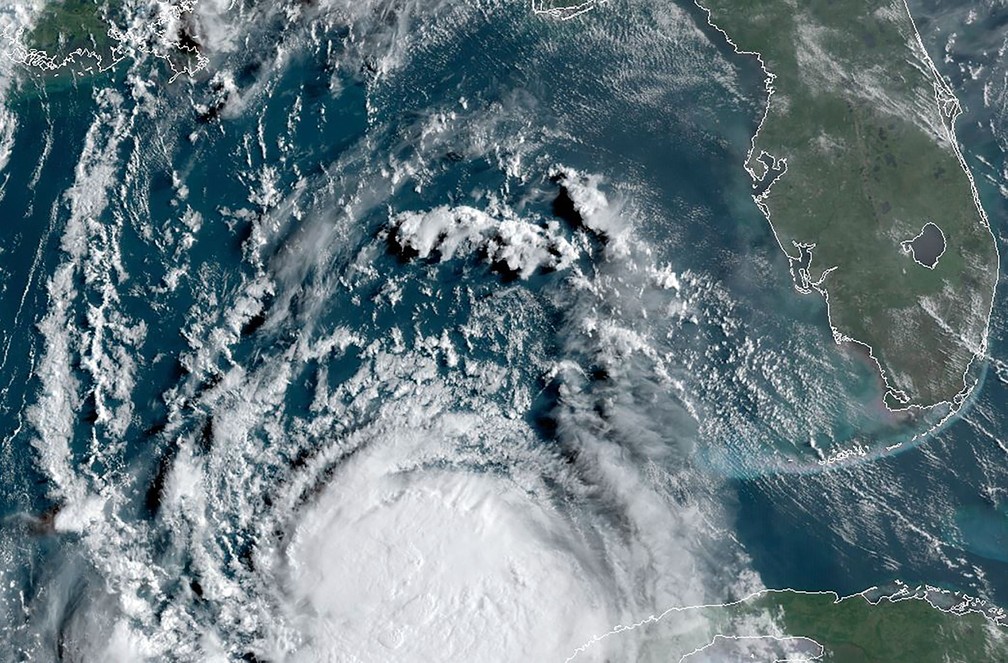 Foto do satélite RAMMB / NOAA mostra o furacão Laura movendo-se no noroeste no Golfo do México em direção à Louisiana, nos EUA, nesta terça-feira (25)  — Foto: RAMMB / NOAA / NESDIS / AFP