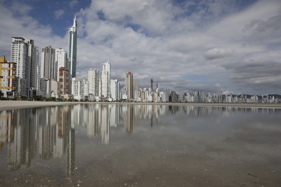 Lagoa se forma em meio à areia na Praia Central de Balneário Camboriú em 24 de novembro — Foto: Patrick Rodrigues/NSC