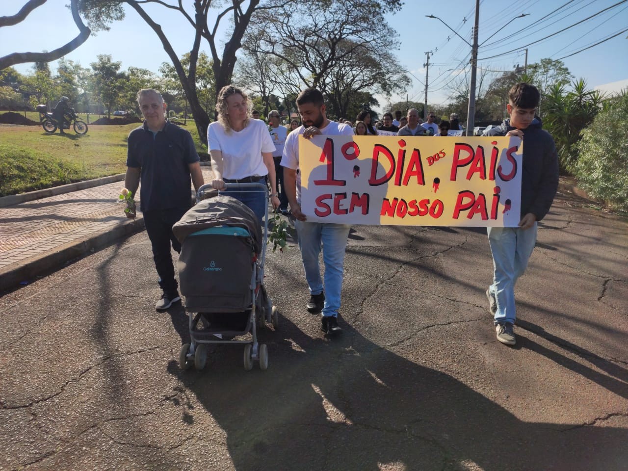 Filhos e mulher realizam ato pela paz no Dia dos Pais em memória de petista morto a tiros em Foz do Iguaçu