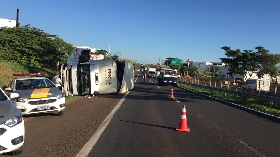 CaminhÃ£o tombou na SP-270 â Foto: Paula Sieplin/TV Fronteira
