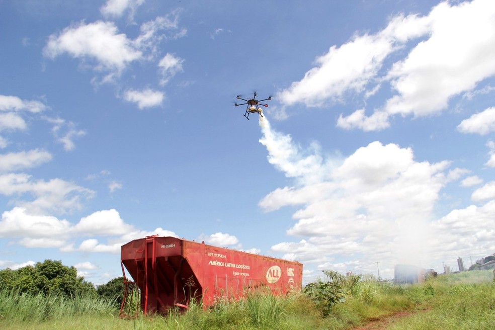 Prefeitura de Araraquara usa drone para jogar inseticidas em vagões abandonados. — Foto: Prefeitura de Araraquara/Divulgação