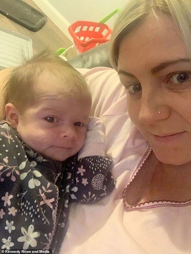 Grace com Sienna, logo após o nascimento surpresa (Foto: Reprodução/Daily Mail)