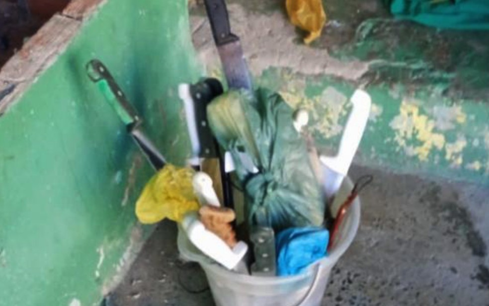 Trinta e duas facas foram apreendidas nesta quinta-feira — Foto: SEAP