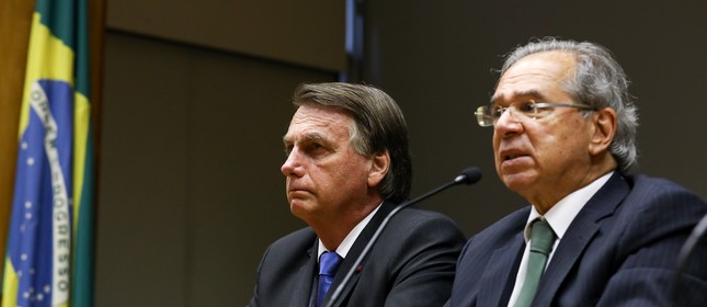 Jair Bolsonaro e Paulo Guedes em coletiva sobre Auxílio Brasil