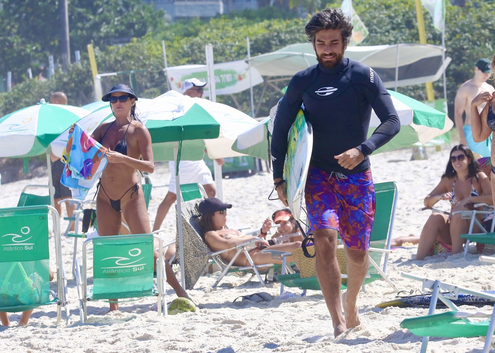 Deborah Secco e Hugo Moura na praia — Foto: AgNews