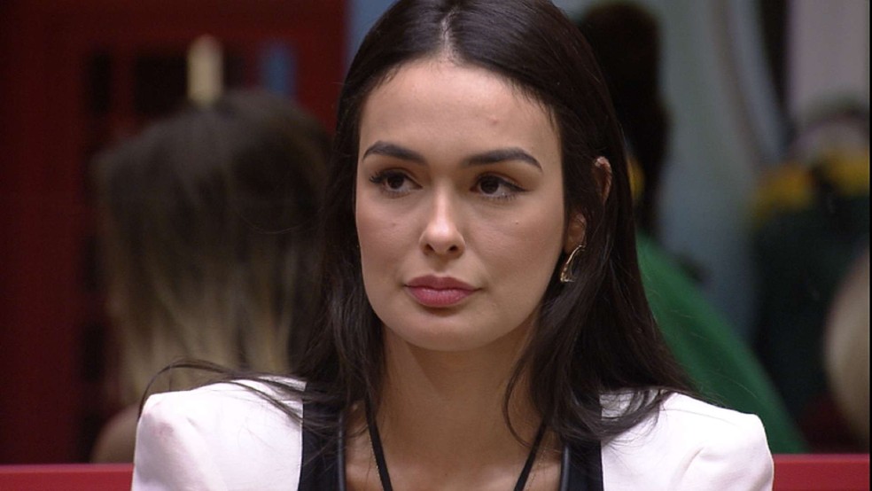 Larissa foi puxada por Domitila Barros no Contragolpe — Foto: Globo