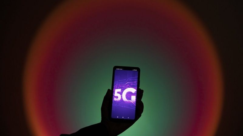 Celular com 5G (Foto: Shutterstock via BBC News)