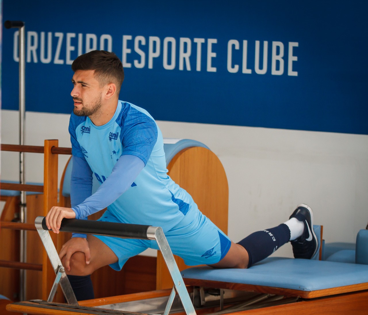 Arrascaeta posta vídeo correndo na esteira e anima torcida do Cruzeiro para início da decisão na Copa do Brasil