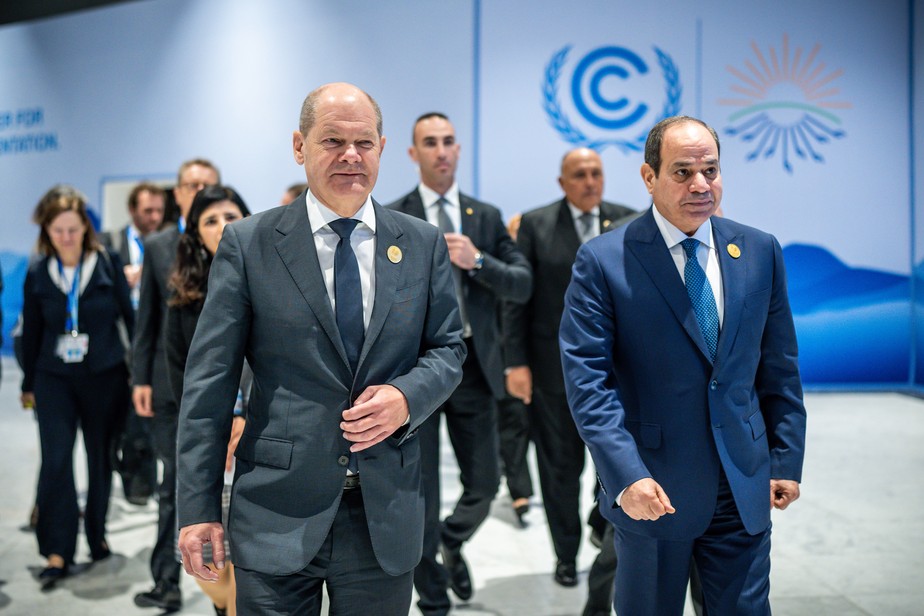 Na COP27, o chanceler alemão Olaf Scholz caminha ao lado de Abdel Fattah Al-Sisi, líder do Egito, para a mesa redonda 'Investir no Futuro da Energia Hidrogênio Verde'