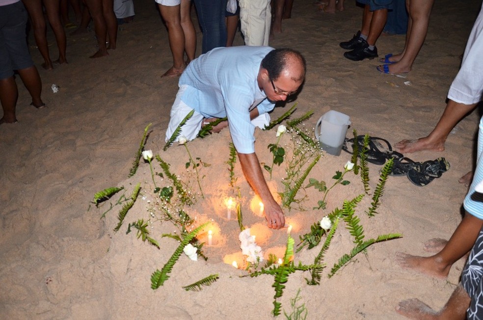 Mesmo sem festa, a tradição de deixar oferendas na praia deve ser repetida na noite desta quarta-feira (8) — Foto: Walter Paparazzo/G1 PB