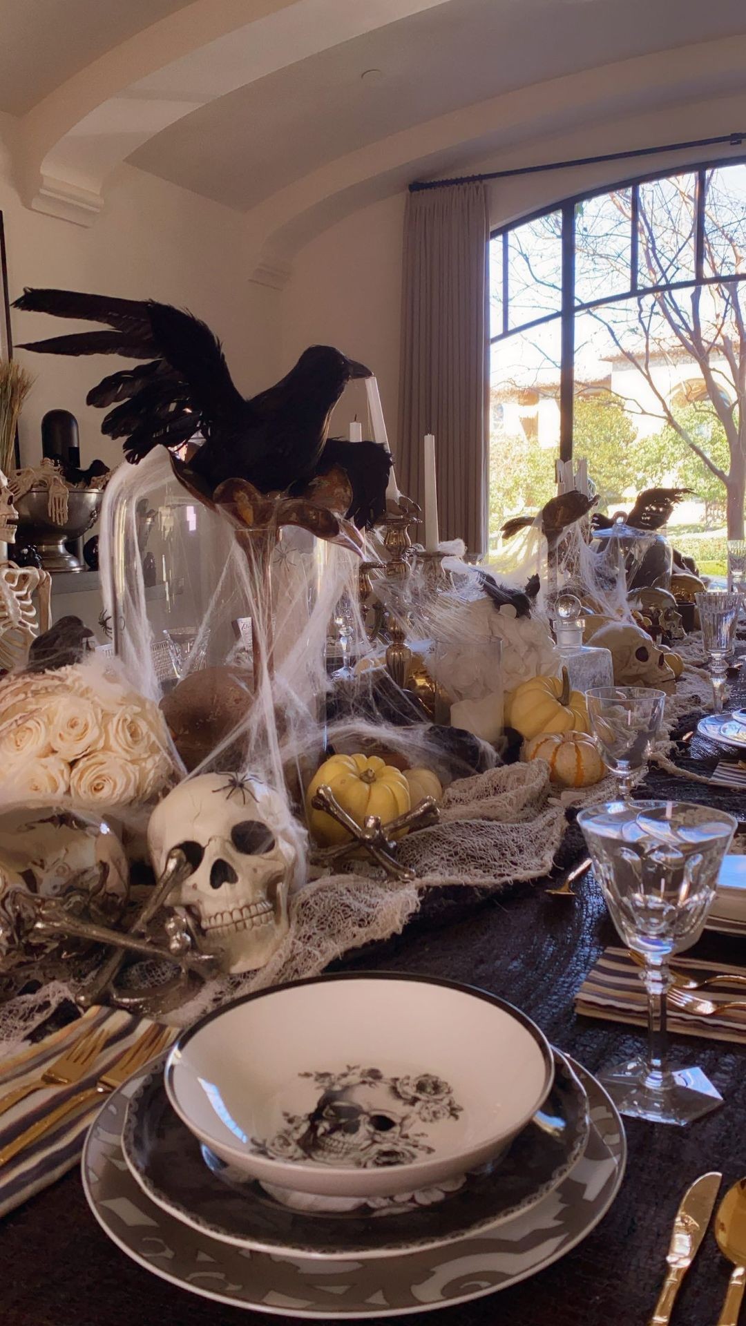 Decoração da mansão de Khloé Kardashian pro Halloween (Foto: Reprodução/Instagram)