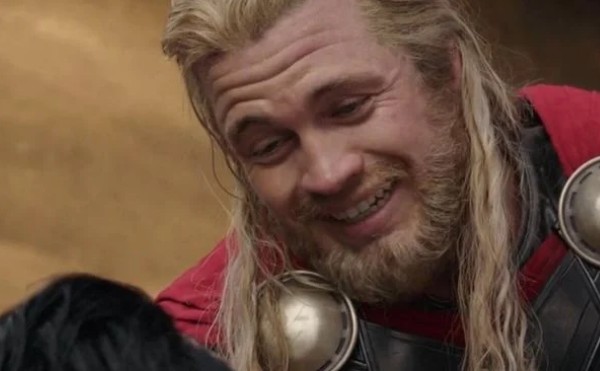 O ator Luke Hemsworth em sua participação especial em cena de Thor: Ragnarok (2018) (Foto: Reprodução)