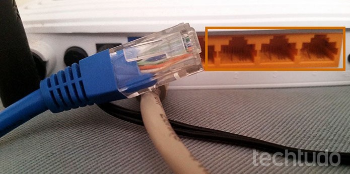 Plugue a outra ponta do cabo de rede no roteador de internet (Foto: Barbara Mannara/TechTudo)