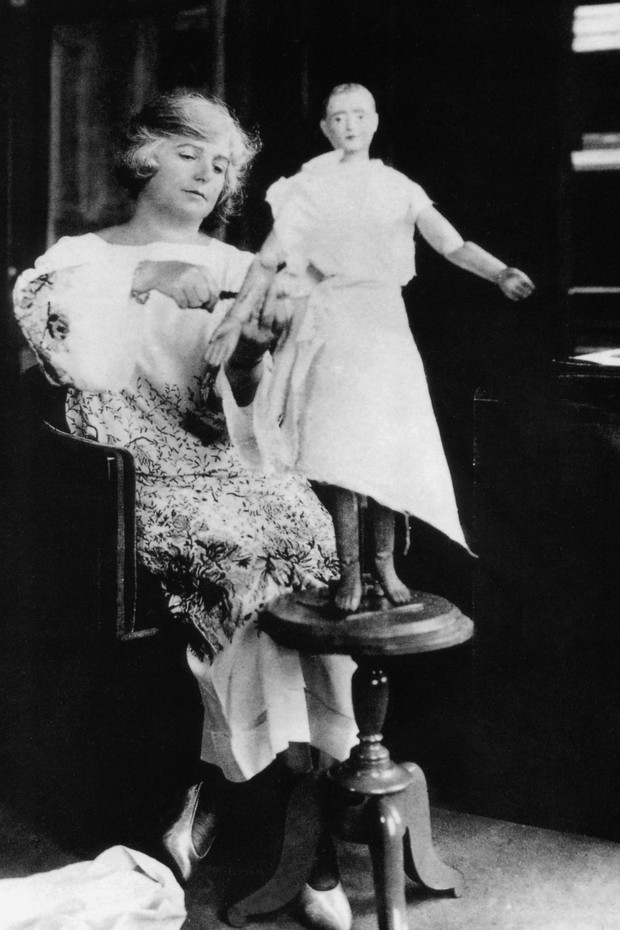 Madeleine Vionnet com um de seus manequins de madeira, em 1930. (Foto: Getty Images)