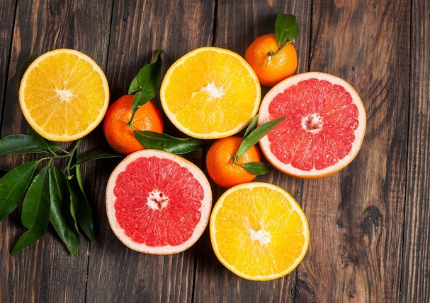 Opte por frutas cítricas (Foto: Getty Images )