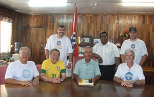 O presidente do Kiribati, Anote Tong (centro), recebe a equipe brasileira em expedição na pequena ilha. À esquerda, Orlando Perez (Foto: Arquivo pessoal/Orlando Perez)