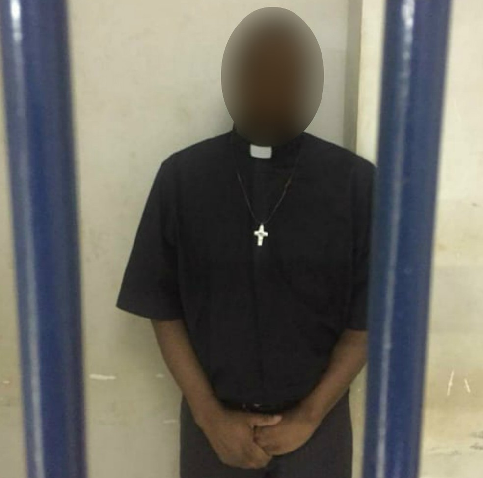 Falso padre preso na PolÃ­cia Federal de Ponta PorÃ£  (Foto: DivulgaÃ§Ã£o )