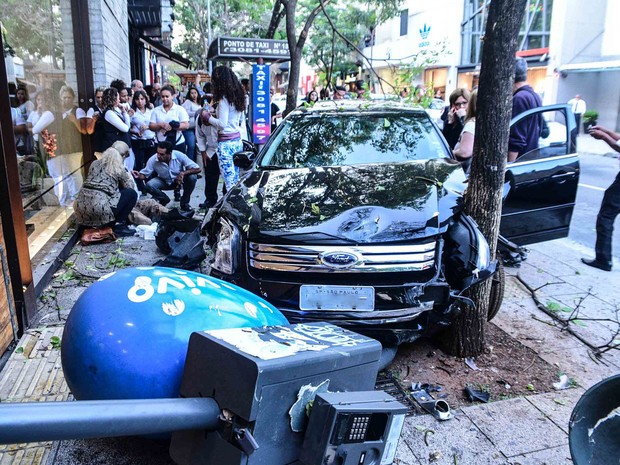 Motorista pedeu o controle do carro e atropelou ponto de táxi e derrubou orelhão na Rua Oscar Freire (Foto: Leo Franco)