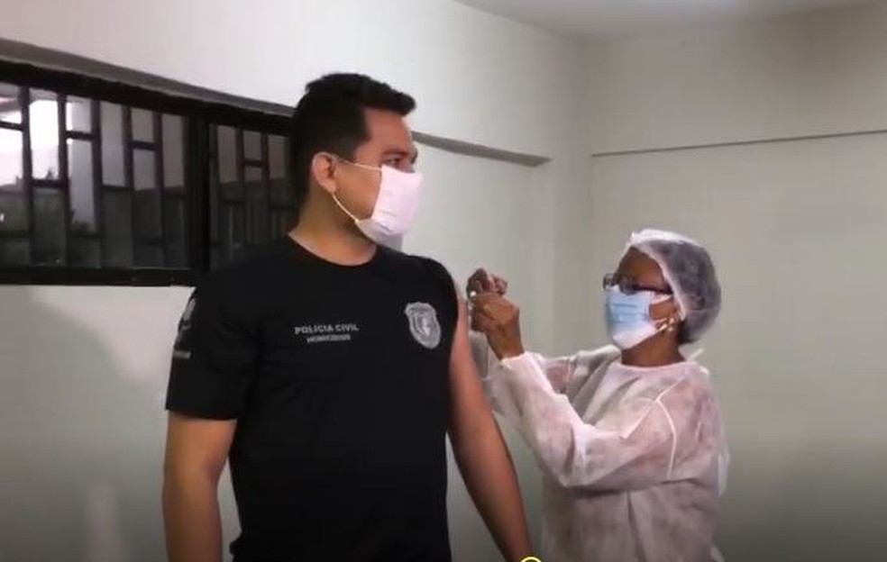 Policiais começam a ser vacinados contra a Covid-19 em Sobral, no Ceará. — Foto: Reprodução