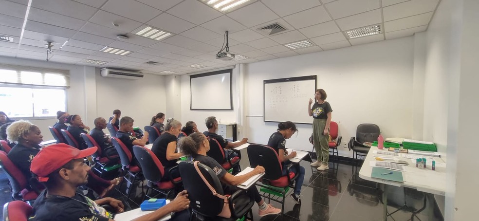 O projeto SoleTRE foi criado em 2019, por meio do Tribunal Regional Eleitoral de Mato Grosso (TRE-MT), para alfabetizar eleitores adultos e idosos. — Foto: Amábile Monteiro/g1