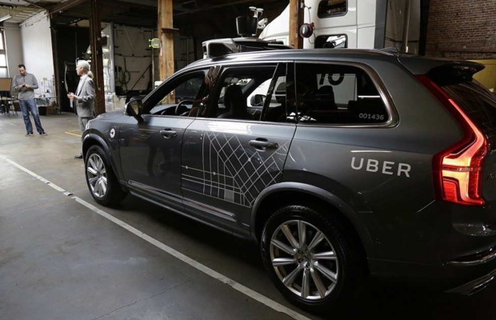 Carro do Uber visto em garagem da empresa em São Francisco; os 16 veículos autônomos serão levados para o Arizona  (Foto: Eric Risberg/AP)
