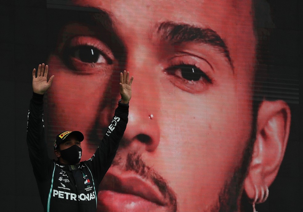 Lewis Hamilton comemora recorde de vitórias na F1 — Foto: Getty Images