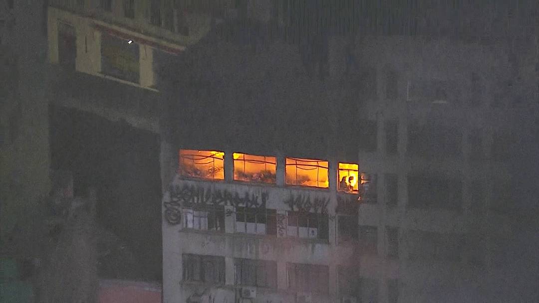 Chamas tiveram início por volta das 1h30 no 5º andar
