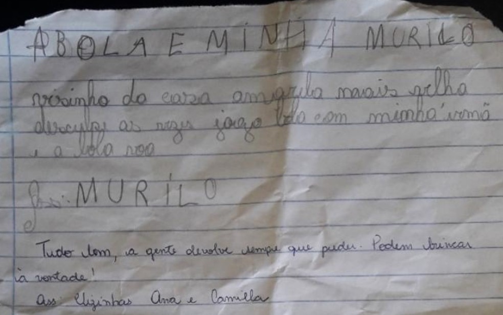 Cartinha escrita e enviada pelo Murilo, de 8 anos, às vizinhas, pedindo desculpas pelas bolas que caíram no quintal delas — Foto: Reprodução/Arquivo pessoal/Samia Habash 