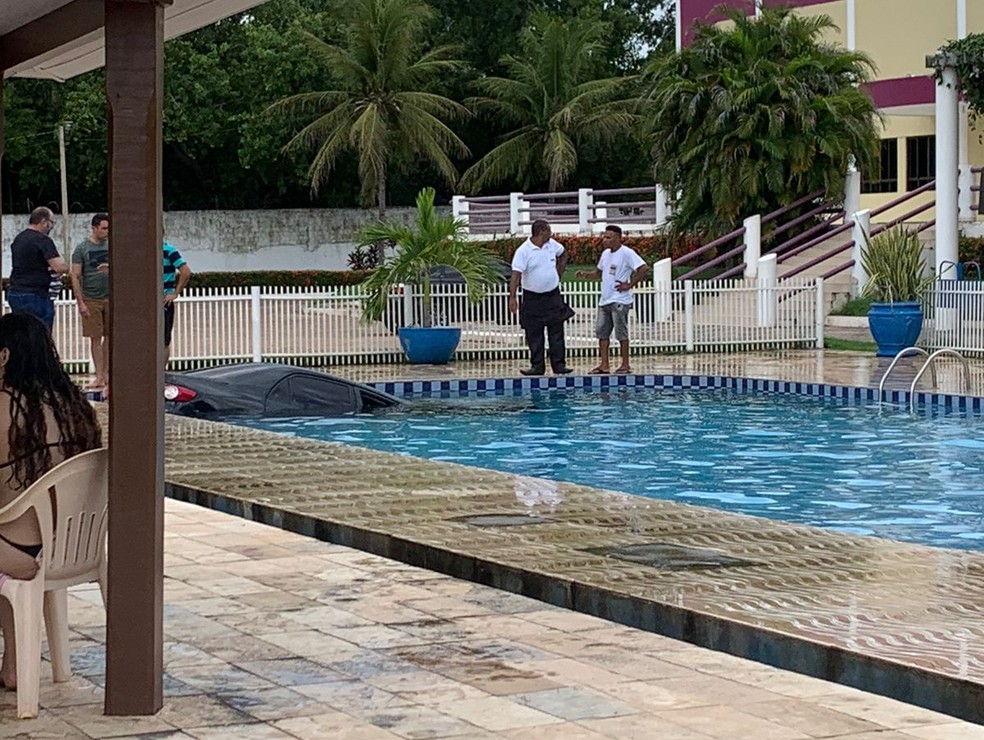 Carro invadiu piscina de hotel e ficou submerso na água no Piauí — Foto: Reprodução/Redes sociais