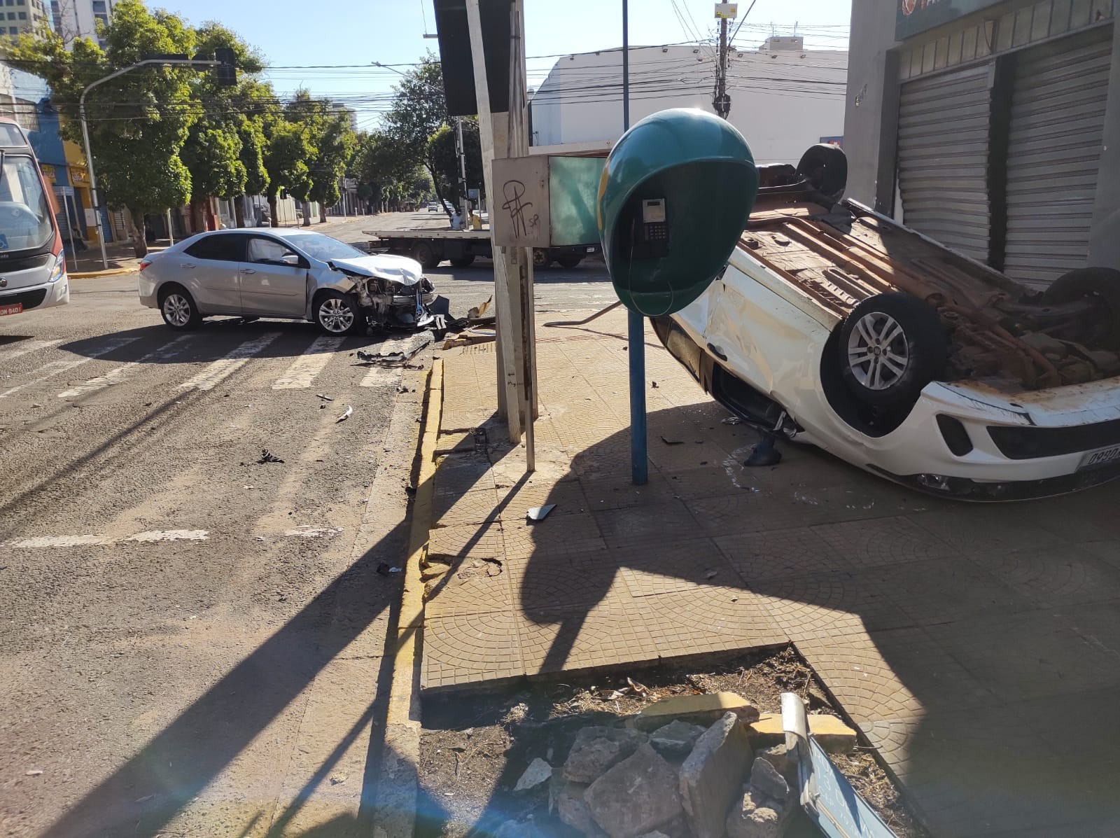 Carros batem, um capota na calçada e atropela morador de rua