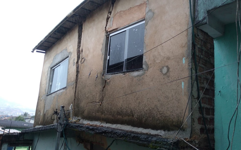 Imóveis desabam e apresentam rachaduras no bairro de Plataforma — Foto: Rildo de Jesus/TV Bahia