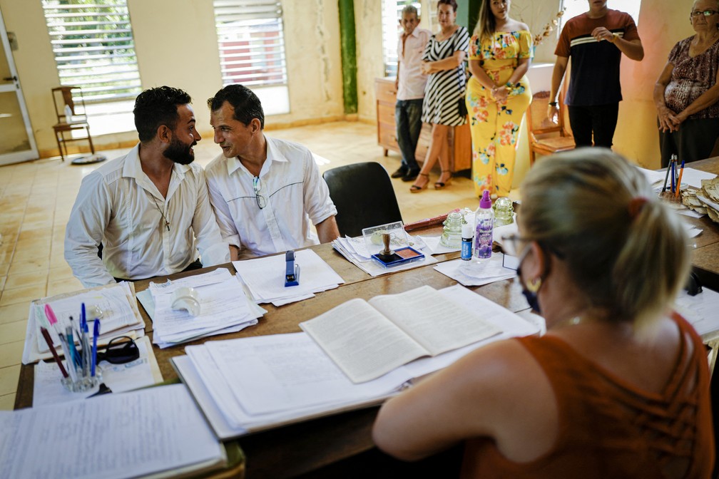 Adiel Gonzalez e Lázaro Gonzalez se casam em Bolondron, em Cuba, em 13 de outubro de 2022 — Foto: Adalberto Roque/AFP