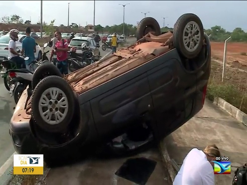 Carro capota na Via Expressa e motorista sai ilesa em São Luís — Foto: Reprodução/TV Mirante