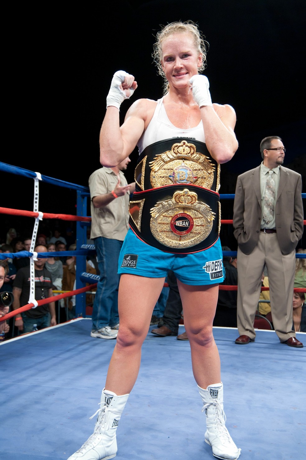 Holly Holm com alguns dos seus cinturões de campeã mundial de boxe — Foto: Getty Images