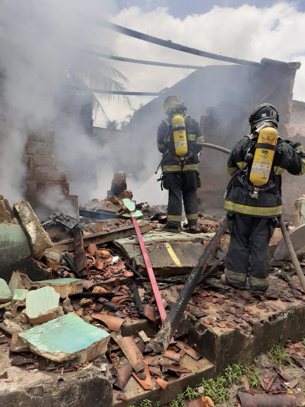 Trabalho de combate a incêndio em residência em Marechal Deodoro — Foto: Corpo de Bombeiros