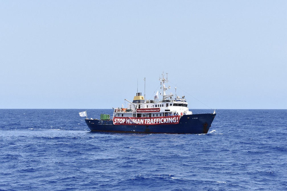 O navio C-Star, da ONG de extrema-direita Defend Europe, tenta interromper o trabalho das ONGs de resgate de refugiados no Mar Mediterrâneo (Foto: Arquivo pessoal/Matías Kosoblik Echarren)