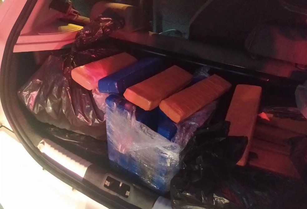 Drogas apreendidas pela PRF em Campos, RJ, estavam dentro do porta-malas de um carro de passeio — Foto: Divulgação/PRF