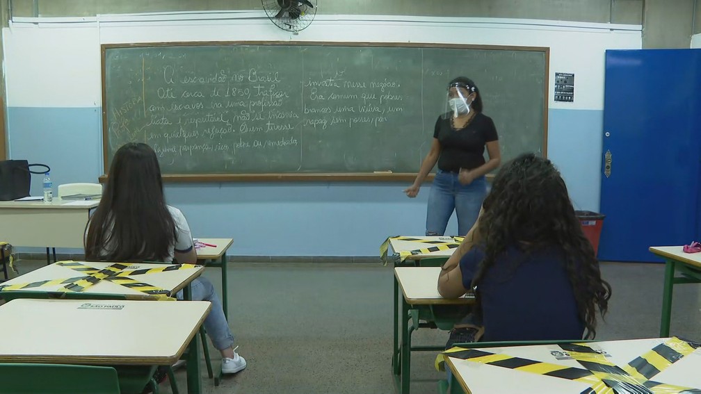 Professora e alunos em sala de aula — Foto: Reprodução/TV Globo